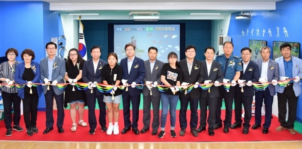 염태영 시장(왼쪽에서 일곱 번째)이 ‘영화초 가상현실 스포츠실 개관식’에서 관계자들과 함께 테이프 커팅을 하고 있다.