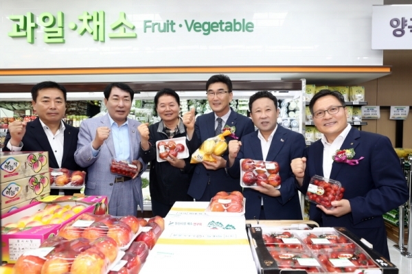 지난 22일 인천옹진농협_하나로마트 덕적지점 개소식에서 장정민옹진군수와 박창준 인천옹진농협 조합장 등이 기념촬영을 하고 있다. 옹진군제공