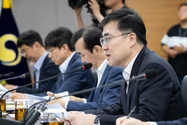 손병두 금융위 부위원장이 23일 서울 종로구 정부서울청사 금융위원회에서 주택금융개선 태스크포스(TF)회의를 열고 모두발언을 하고 있다.