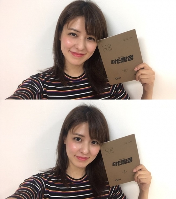 배우 후지이미니가 '닥터탐정' 대본을 들고 본방사수를 독려하고 있다. 후지이미나 공식 SNS 채널