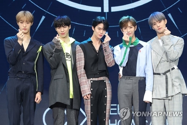 그룹 CIX(씨아이엑스)가 24일 오후 서울 송파구 SK올림픽핸드볼경기장에서 열린 '데뷔 기념 미디어 쇼케이스'에서 포즈를 취하고 있다. 연합뉴스