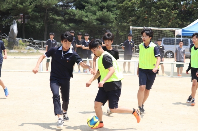 ▲ 지난 4일 ‘수원FC가 찾아가는 런치풋살’ 행사에 참가한 율전중학교 학생들이 경기를 펼치고 있다.수원FC 제공