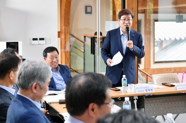 염태영 전국시장군수구청장협의회장(수원시장)이 협의회 워크숍에서 자치분권의 필요성을 설명하고 있다.