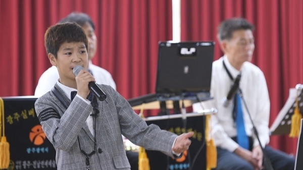 '영재발굴단'에서는 수백 명의 관객 앞에서 구성진 목소리와 프로 못지 않은 무대 장악력을 선보이는 학생이 소개된다. SBS