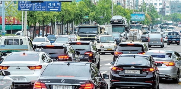 24일 오전 인천 부평구 십정사거리에서 벽돌막사거리로 이어지는 백범로에서 차량들이 거북이 걸음을 하고 있다. 조주현기자