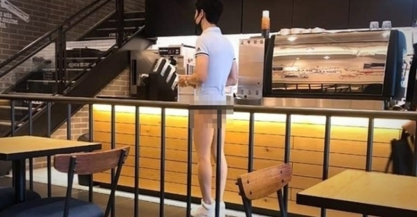 속옷만 입은 채 커피를 사고 있는 일명 '충주 티팬티남'. 온라인 커뮤니티