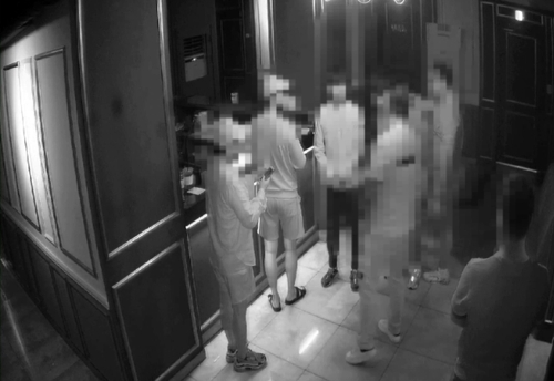 유흥업소에서 위력행사하는 조직폭력배. 경기남부지방경찰청 제공