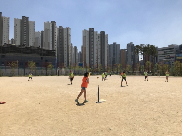 경기도체육회의 초등스포츠클럽육성지원사업에 따라 남양주 다산초 학생들이 티볼을 즐기고 있다.경기도체육회 제공