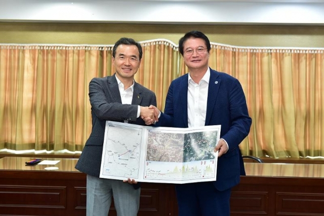 이항진 여주시장(사진 왼쪽)과 원창묵 원주시장이 여주~원주 철도 복선화 등 현안사업을 논의한 뒤 악수를 하고 있다. 여주시 제공