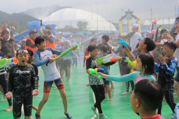 2019 양평 물축제에 참가한 수백명의 어린이들이 집단으로 물총놀이를 즐기고 있다