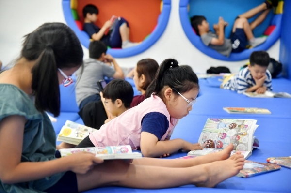 장맛비가 계속된 28일 오후 오산시 꿈두레 도서관을 찾은 어린이들이 편한 자세로 독서삼매경에 빠져 있다. 여름방학철을 맞아 다양한 책과 함께 냉방시설이 잘되어 있는 도내 도서관들이 학생들로부터 큰 인기를 끌고 있다.  김시범기자