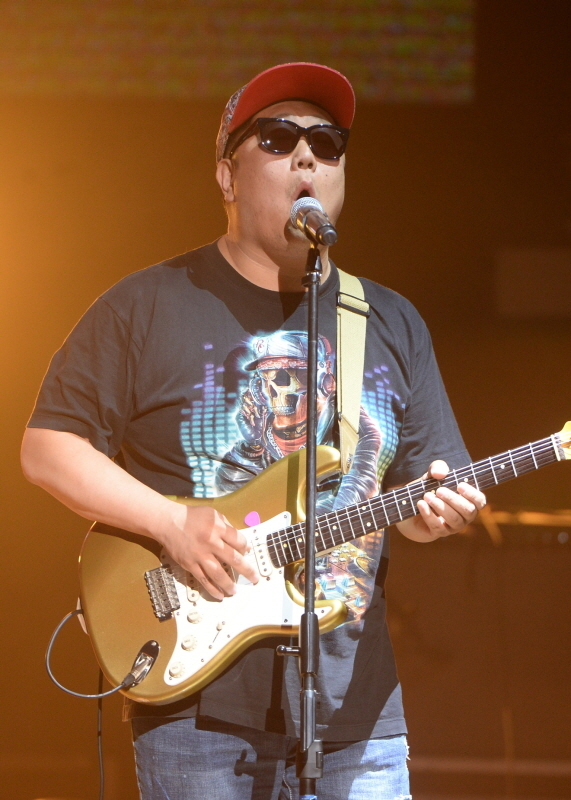 28일 오후 인천 서구문화회관에서 열린 '펜타 유스스타 파이널'에서 밴드 서울상경음악단이 열정적인 공연을 하고 있다. 윤원규기자