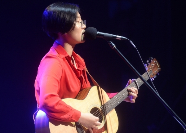 28일 오후 인천 서구문화회관에서 열린 '펜타 유스스타 파이널'에서 동상을 받은 밴드 버둥이 열정적인 공연을 하고 있다. 윤원규기자