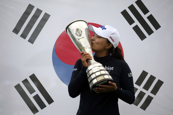 고진영이 28일(현지시간) 프랑스 에비앙레뱅의 에비앙 리조트 골프클럽에서 막 내린 시즌 네 번째 메이저대회 에비앙 챔피언십에서 최종합계 15언더파 269타로 우승한 후 트로피에 입맞춤하고 있다. 파리 AP=연합뉴스