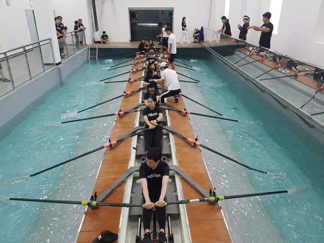 ▲ 2019 용인시 조정 체험교실 참가자들이 로잉탱크에서 조정 체험을 하고 있다.용인시조정협회 제공