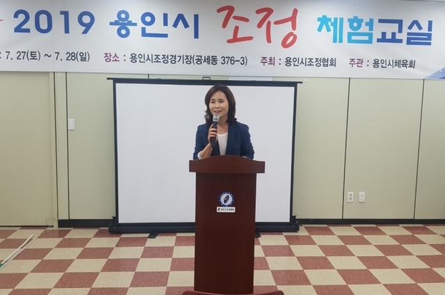 ▲ 2019 용인시 조정 체험교실 개강식에서 목민숙 용인시조정협회장이 인사말을 하고 있다.용인시조정협회 제공