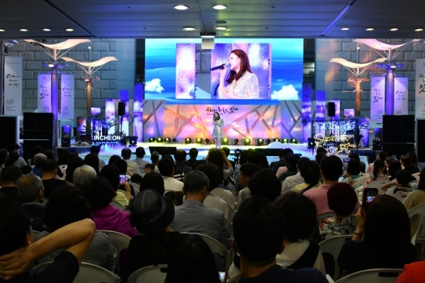 최근 인천공항 제1여객터미널 밀레니엄홀에서 개최된 ‘인천공항 여름 정기공연 - TIMELESS Summer Concert’에서 뮤지컬 배우 아이비와 드림 뮤지컬 앙상블이 공연을 펼치고 있다. 인천공항공사 제공