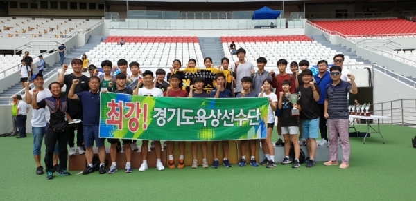 문화체육관광부장관기 제40회 전국시·도대항육상대회에서 30연패를 달성한 경기도선수단이 시상식 후 우승기를 펼쳐들고 화이팅을 외치며 우승의 기쁨을 만끽하고 있다.경기도육상연맹 제공