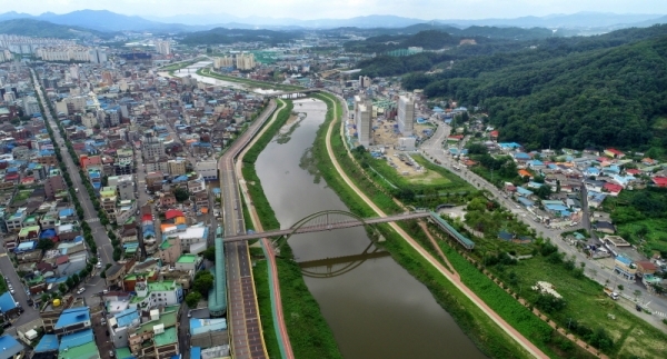 목감천과 신천 등 경기도내 지방하천 2곳이 국가하천으로 승격된다. 두 하천이 국가하천으로 승격됨에 따라 앞으로 정비 및 유지관리 비용 전액을 국가가 부담하게 돼 도비 2천859억 여원이 절감될 것으로 예상된다. 29일 지난 장맛비로 물이 불어난 신천이 동두천 시내를 흐르고 있다. 김시범기자