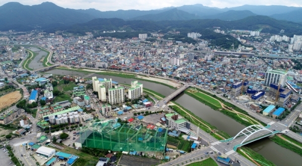 목감천과 신천 등 경기도내 지방하천 2곳이 국가하천으로 승격된다. 두 하천이 국가하천으로 승격됨에 따라 앞으로 정비 및 유지관리 비용 전액을 국가가 부담하게 돼 도비 2천859억 여원이 절감될 것으로 예상된다. 29일 지난 장맛비로 물이 불어난 신천이 동두천 시내를 흐르고 있다. 김시범기자