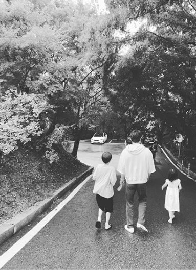 손태영이 공개한 권상우와 아들 룩희 군, 딸 리호 양. 손태영 SNS