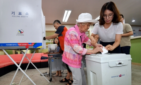 30일 수원시 장안구 경기도농아인협회에서 열린 ‘경기도선거관리위원회 청각장애인 대상 유권자 연수’에서 청각장애인 유권자들이 (사전)투표체험을 하고 있다.전형민기자