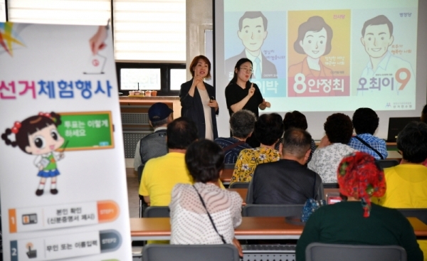 30일 수원시 장안구 경기도농아인협회에서 열린 ‘경기도선거관리위원회 청각장애인 대상 유권자 연수’에서 민주시민교육 전문 강사가 수어통역사의 수어 동시통역으로 “알기 쉬운 민주주의와 선거”를 주제로 특강을 하고 있다.전형민기자