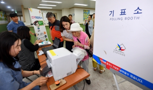 30일 수원시 장안구 경기도농아인협회에서 열린 ‘경기도선거관리위원회 청각장애인 대상 유권자 연수’에서 청각장애인 유권자들이 (사전)투표체험을 하고 있다.전형민기자