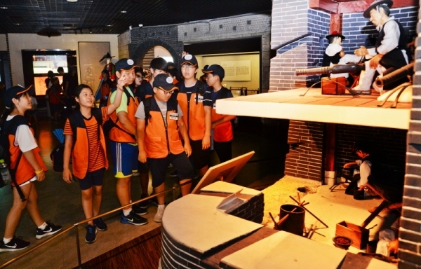 정조대왕의 발자취를 따라걸으며 조선 후기역사를 배우는  '제16회 정조대왕 능행차길 체험순례'를 체험하는 학생들이 30일 오후 수원화성박물관을 관람, 역사탐구미션을 수행하고 있다. 윤원규 기자