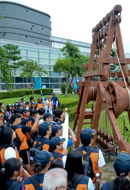 정조대왕의 발자취를 따라걸으며 조선 후기역사를 배우는  '제16회 정조대왕 능행차길 체험순례'를 체험하는 학생들이 30일 오후 수원화성 박물관에 도착해 거중기모형을 신기하게 바라보고 있다. 윤원규기자