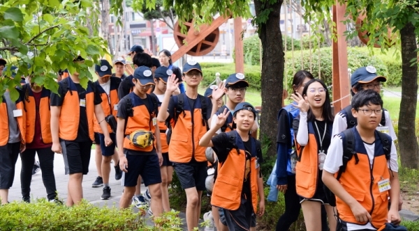 정조대왕의 발자취를 따라걸으며 조선 후기역사를 배우는  '제16회 정조대왕 능행차길 체험순례'를 체험하는 학생들이 30일 오후 수원화성박물관에 도착하고 있다. 윤원규기자