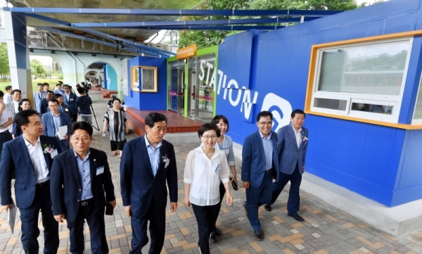 30일 안산시 고잔역에 마련된 'Station-G(안산)' 개소식에서 이화순 경기도 행정2부지사, 윤화섭 안산시장, 전만경 한국철도 시설공단 부이사장 등 관계자들이 시설을 둘러보고 있다. Station-G는 스타트업 창업활동 지원을 위해 국내 최초로 철도 고가 하부 유휴 국유지에 만든 창업공간이다. 김시범기자