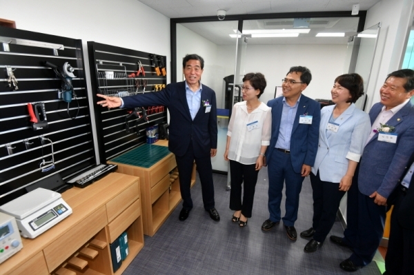 30일 안산시 고잔역에 마련된 'Station-G(안산)' 개소식에서 이화순 경기도 행정2부지사, 윤화섭 안산시장, 전만경 한국철도 시설공단 부이사장 등 관계자들이 시설을 둘러보고 있다. Station-G는 스타트업 창업활동 지원을 위해 국내 최초로 철도 고가 하부 유휴 국유지에 만든 창업공간이다. 김시범기자