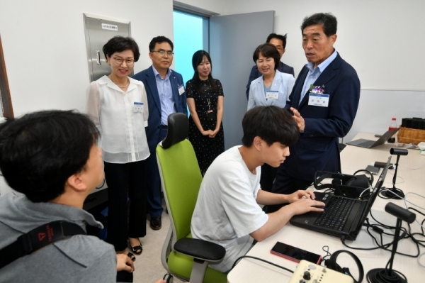 30일 안산시 고잔역에 마련된 'Station-G(안산)' 개소식에서 이화순 경기도 행정2부지사, 윤화섭 안산시장, 전만경 한국철도 시설공단 부이사장 등 관계자들이 시설을 둘러보고 있다. Station-G는 스타트업 창업활동 지원을 위해 국내 최초로 철도 고가 하부 유휴 국유지에 만든 창업공간이다. 김시범기자