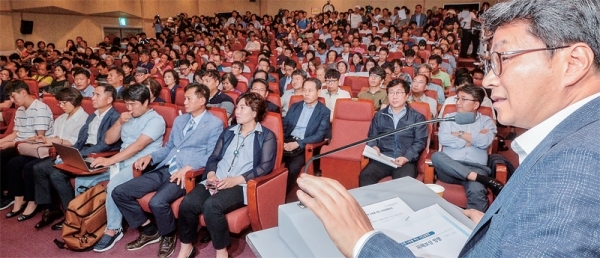 30일 오후 인천 서구 검단복지회관에서 열린 ‘공촌수계 수돗물 혁신 시민설명회’에서 유지훈 인천시 재정기획관이 피해보상 방안에 대해 시민들에게 설명하고 있다. 조주현기자