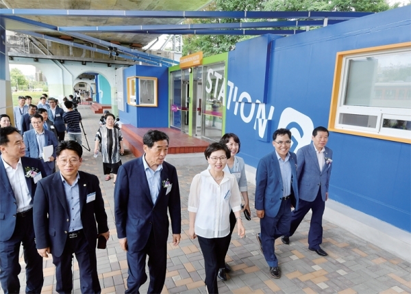 30일 안산시 고잔역에 마련된 ‘Station-G(안산)’ 개소식에서 이화순 경기도 행정2부지사, 윤화섭 안산시장, 전만경 한국철도시설공단 부이사장 등 관계자들이 시설을 둘러보고 있다. Station-G는 스타트업 창업활동 지원을 위해 국내 최초로 철도 고가 하부 유휴 국유지에 만든 창업공간이다. 김시범기자