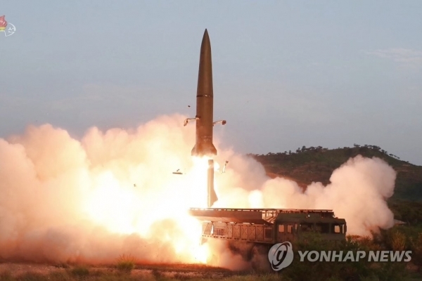 지난 26일 조선중앙TV가 보도한 신형전술유도무기(단거리 탄도미사일) 발사 모습. 연합뉴스