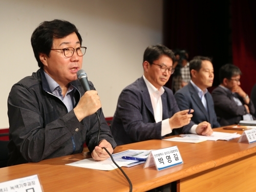 지난 30일 오후 인천시 서구 검단복지회관에서 박영길 인천시 상수도사업본부장이 '붉은 수돗물' 사태 재발방지책을 설명하고 있다. 연합뉴스