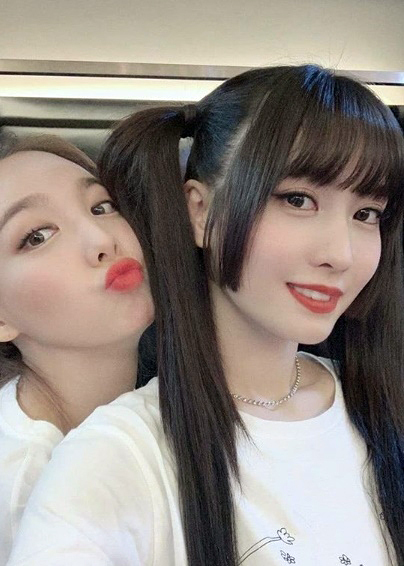 트와이스 나연과 미나. 트와이스 공식 인스타그램