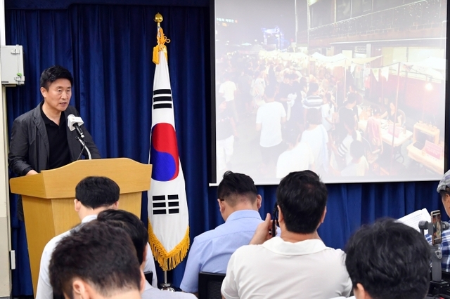1일 수원시청에서 열린 ‘2019 한여름 밤, 문화예술의 향연’ 언론브리핑에서 길영배 수원시 문화체육교육국장이 수원시의 문화예술 행사에 대해 설명하고 있다. 수원시 제공