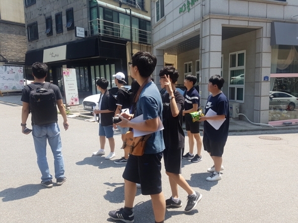 노작마을 경로를 살펴보고 있는 봉담고 연합 언론팀 ‘BD Media’