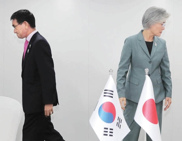 강경화 외교부 장관이 1일 오전(현지시간) 태국 방콕 센타라 그랜드호텔에서 고노 다로 일본 외무상과 양자회담을 하기에 앞서 악수한 뒤 자리로 향하고 있다. 연합뉴스