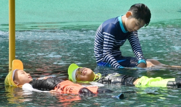 전국에 폭염특보가 내려진 4일 수원시 장안구 천천동 샘내공원 물놀이장을 찾은 어린이들이 시원한 물줄기를 맞으며 더위를 식히고 있다. 전형민기자