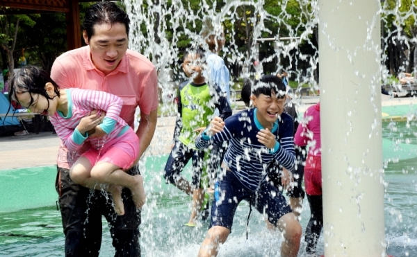 전국에 폭염특보가 내려진 4일 수원시 장안구 천천동 샘내공원 물놀이장을 찾은 어린이들이 시원한 물줄기를 맞으며 더위를 식히고 있다. 전형민기자