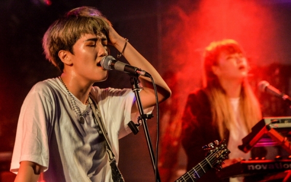 3일 오후 인천 부평구 라이브클럽 락캠프(Rock Camp)에서 워킹에프터유(WALKING AFTER U)의 보컬이 열창을 하고 있다.조주현기자