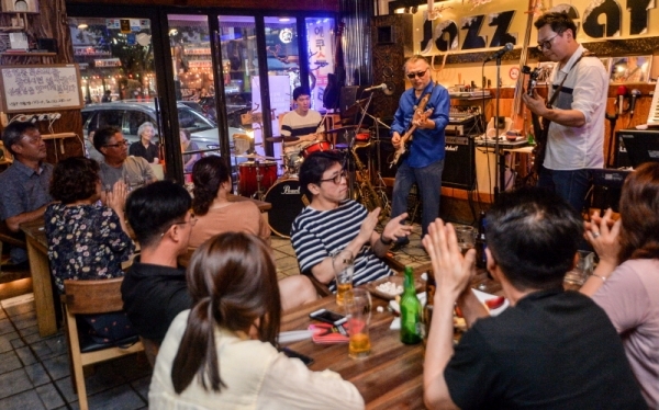 3일 오후 인천 남동구 라이브클럽 공감에서 정유천 블루스밴드가 공연을 펼치고 있다.조주현기자