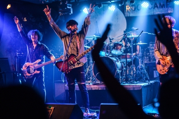 3일 오후 인천 부평구 라이브클럽 락캠프(Rock Camp)에서 더먼데이필링(The Monday Feeling)이 손을 들어 관객들과 소통하고 있다.조주현기자