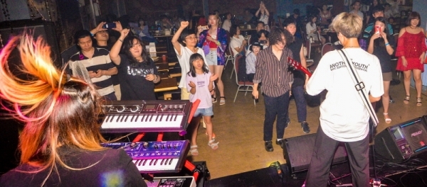 3일 오후 인천 부평구 라이브클럽 락캠프(Rock Camp)에서 워킹에프터유(WALKING AFTER U)가 공연을 하고 있다.조주현기자