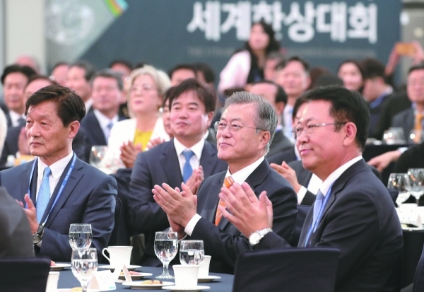 재외동포재단은 오는 10월 22일부터 전남 여수에서 열릴 제18차 세계한상대회 참가기업에 대한 사전등록을 오는 9월 2일까지 받는다. 사진은 지난해 인천 송도에서 열렸던 제17차 세계한상대회 개회식 모습.경기일보 DB