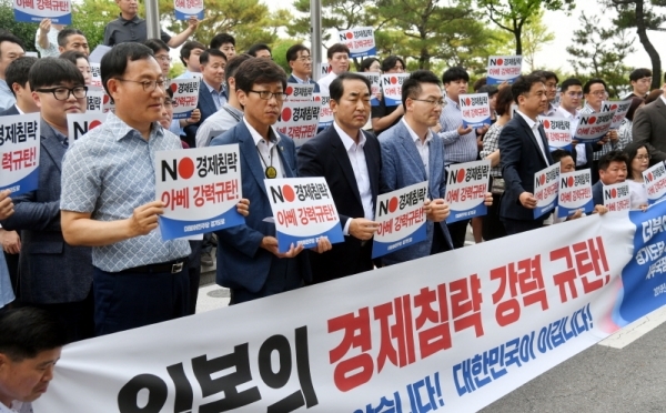 더불어민주당 경기도당 60개 지역위원회 사무국장과 당직자 등 80여 명이 5일 오후 수원 경기도의회 '평화의 소녀상' 앞에서 일본의 화이트리스트(백색 국가) 한국 배제 조치를 강력히 규탄하고 있다. 김시범기자